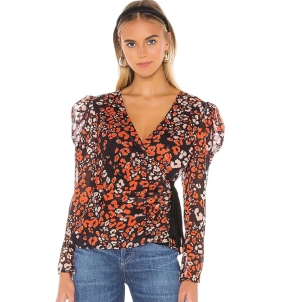 Astr the Label Size Small Holiday Party Wrap‎ Leopard Print Long Sleeve Blouse